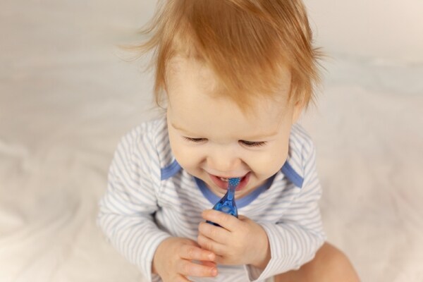 bebe jugando con un cepillo