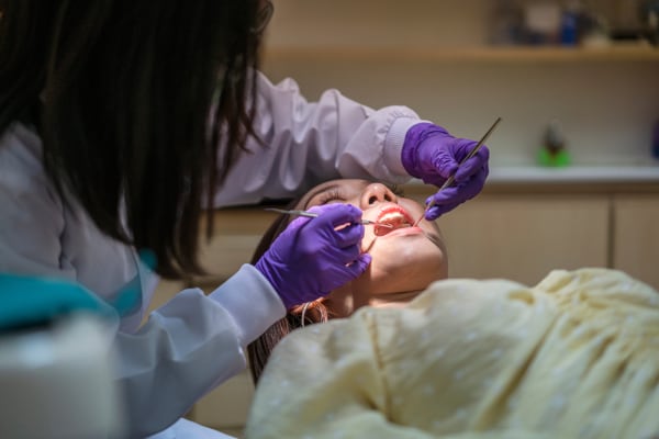 Mujer en el odontologo