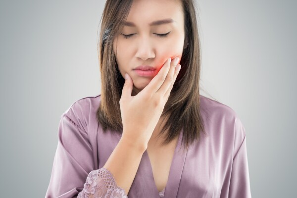 Mujer con dolor por sensibilidad dental